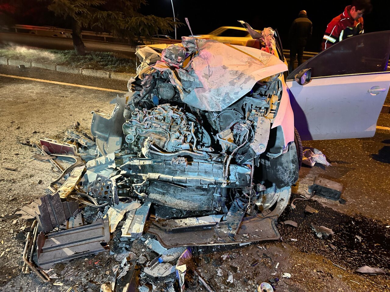 Uşak'ta seyir halindeki tıra arkadan çarpan otomobilin sürücüsü yaşamını yitirdi.