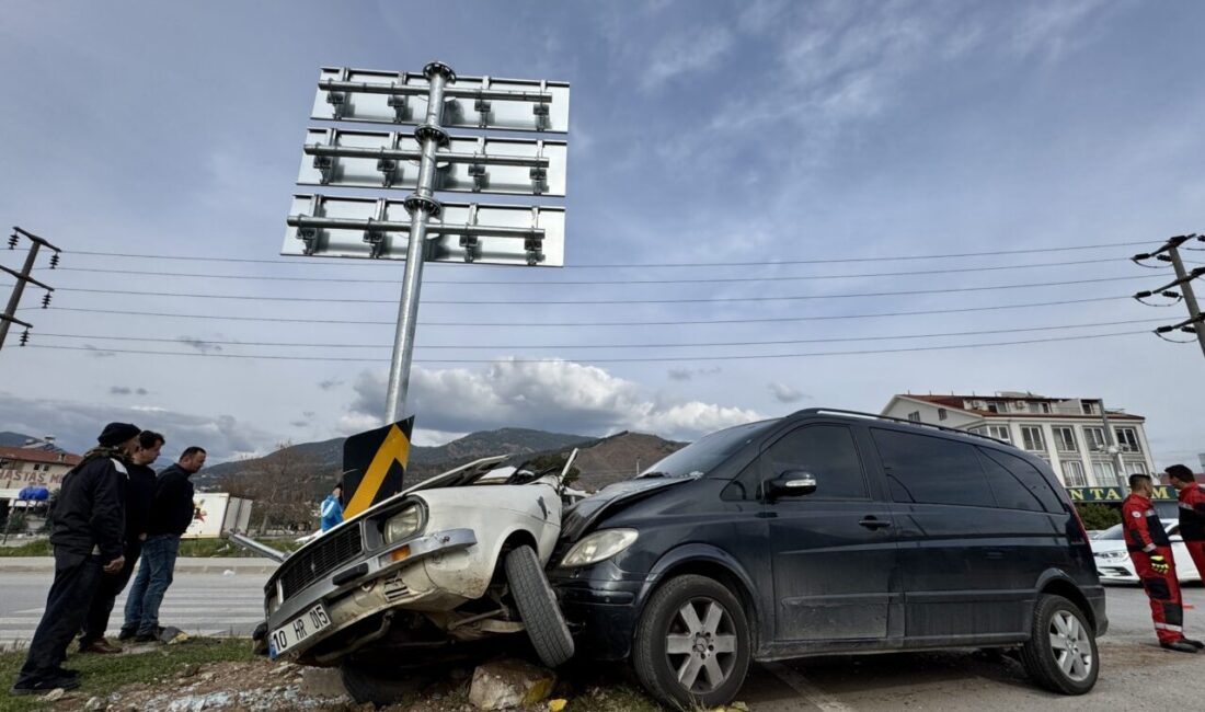 Muğla’nın Fethiye ilçesinde minibüsle çarpışan otomobil sürücüsü yaralandı. Nadis U.