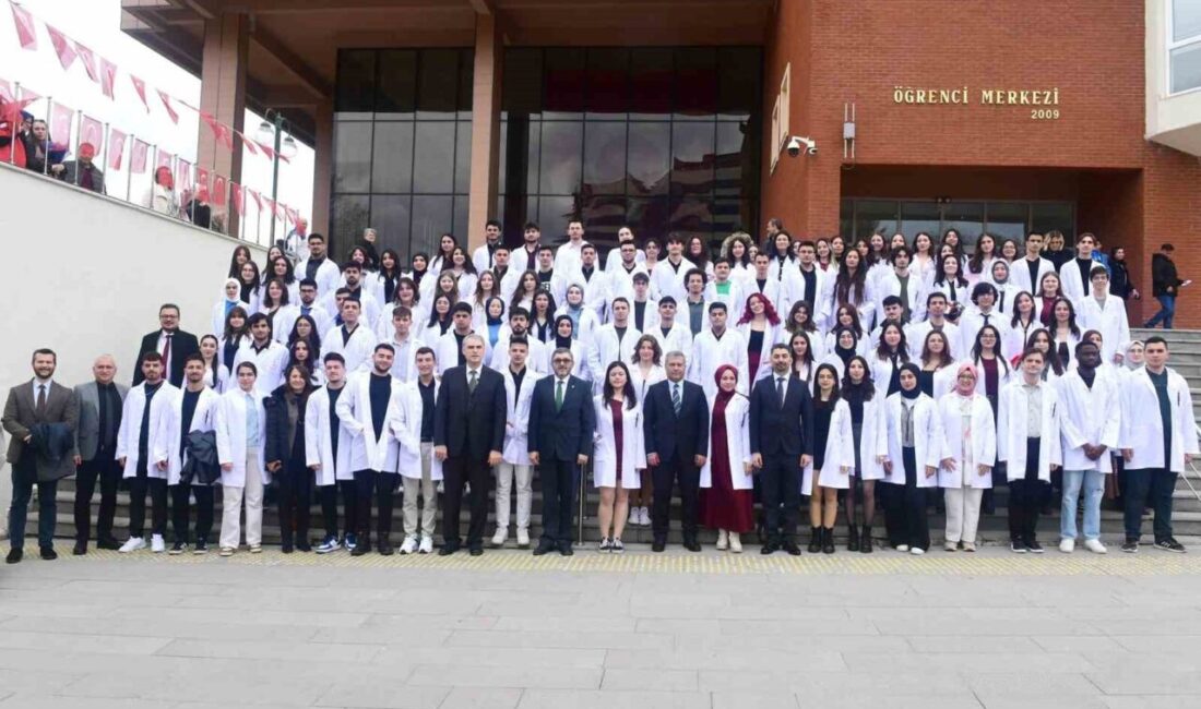 Anadolu Üniversitesi Eczacılık Fakültesi öğrencileri, düzenlenen törenle mesleklerinin simgesi olan