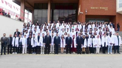 Anadolu Üniversitesi Eczacılık Fakültesi öğrencileri, düzenlenen törenle mesleklerinin simgesi olan