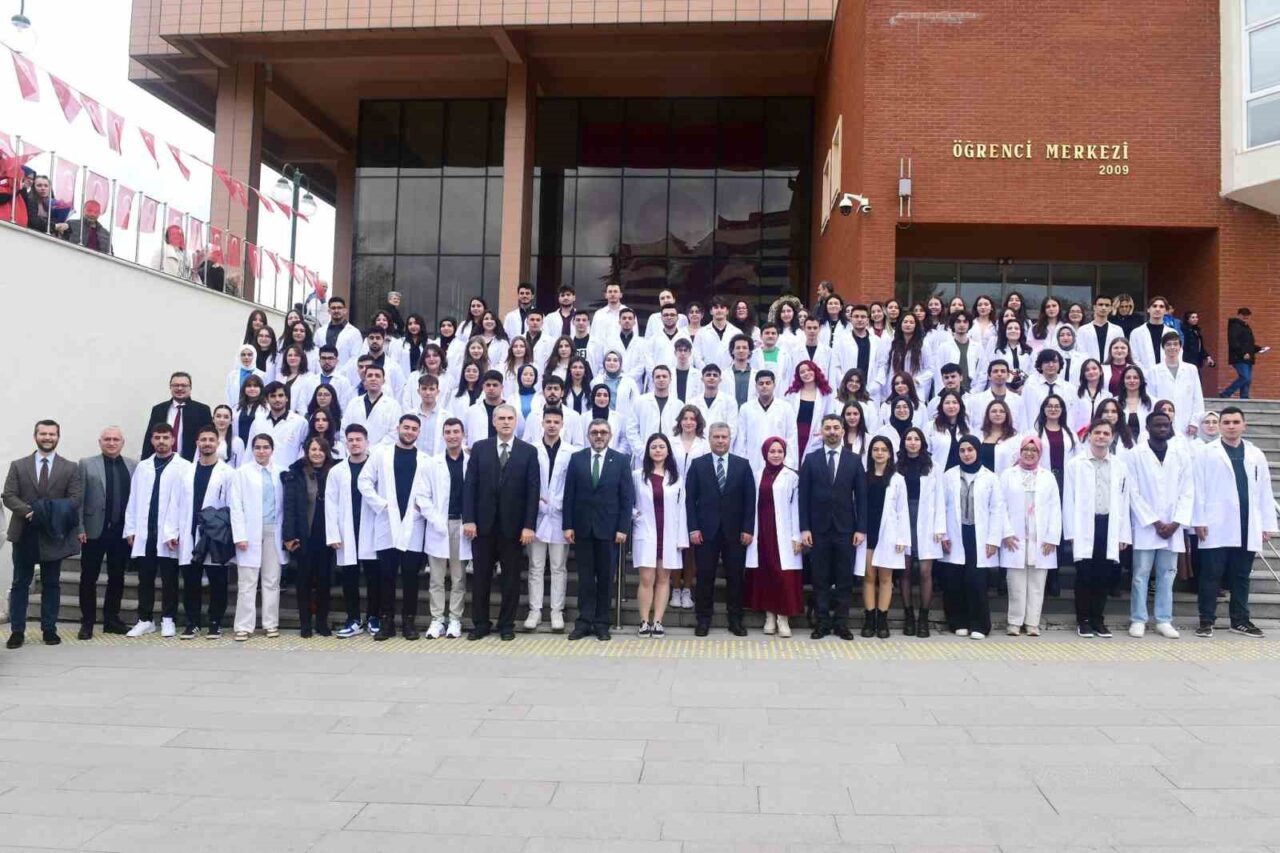 Anadolu Üniversitesi Eczacılık Fakültesi öğrencileri, düzenlenen törenle mesleklerinin simgesi olan