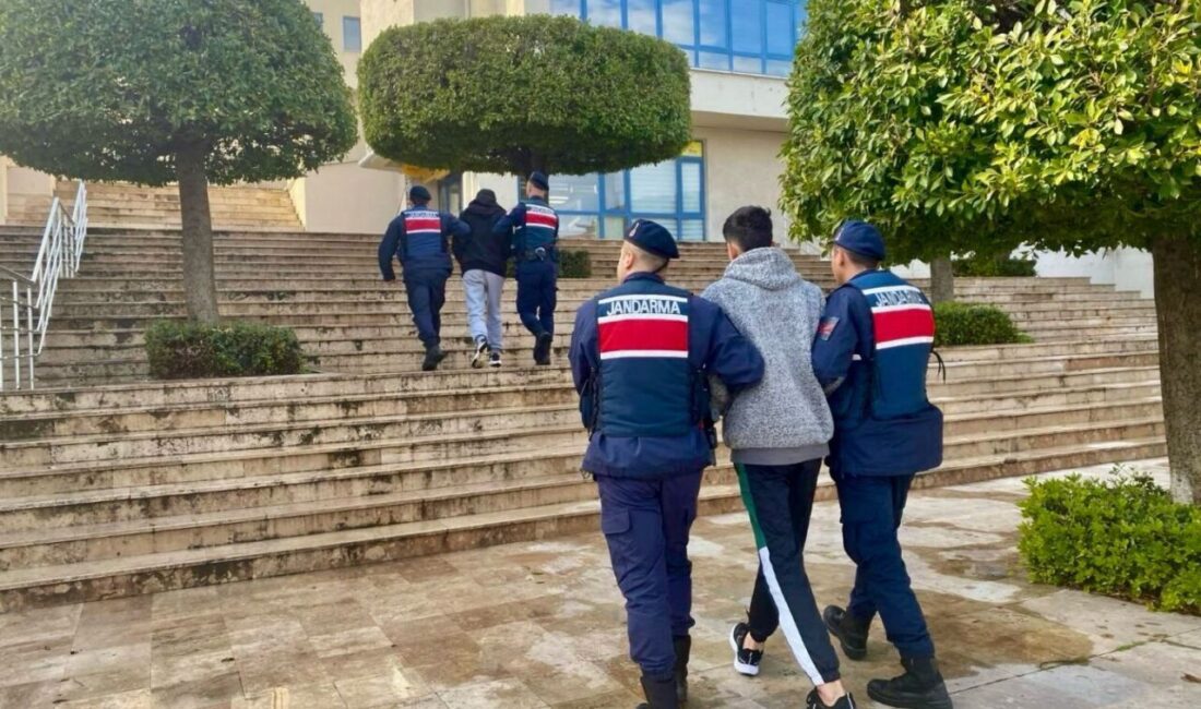 Muğla'nın Marmaris ilçesinde düzenlenen operasyonda gözaltına alınan 3 göçmen kaçakçısı