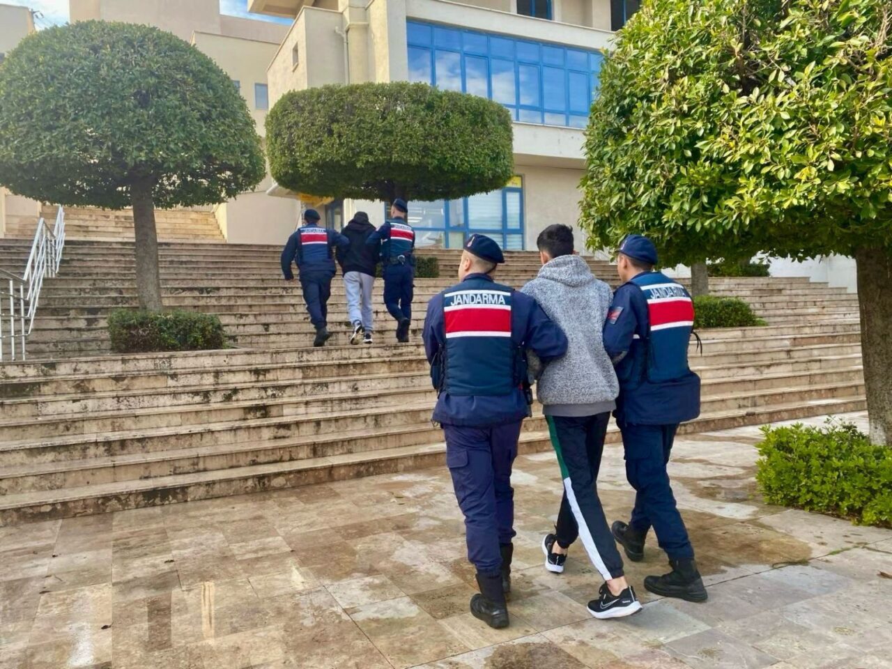 Muğla'nın Marmaris ilçesinde düzenlenen operasyonda gözaltına alınan 3 göçmen kaçakçısı