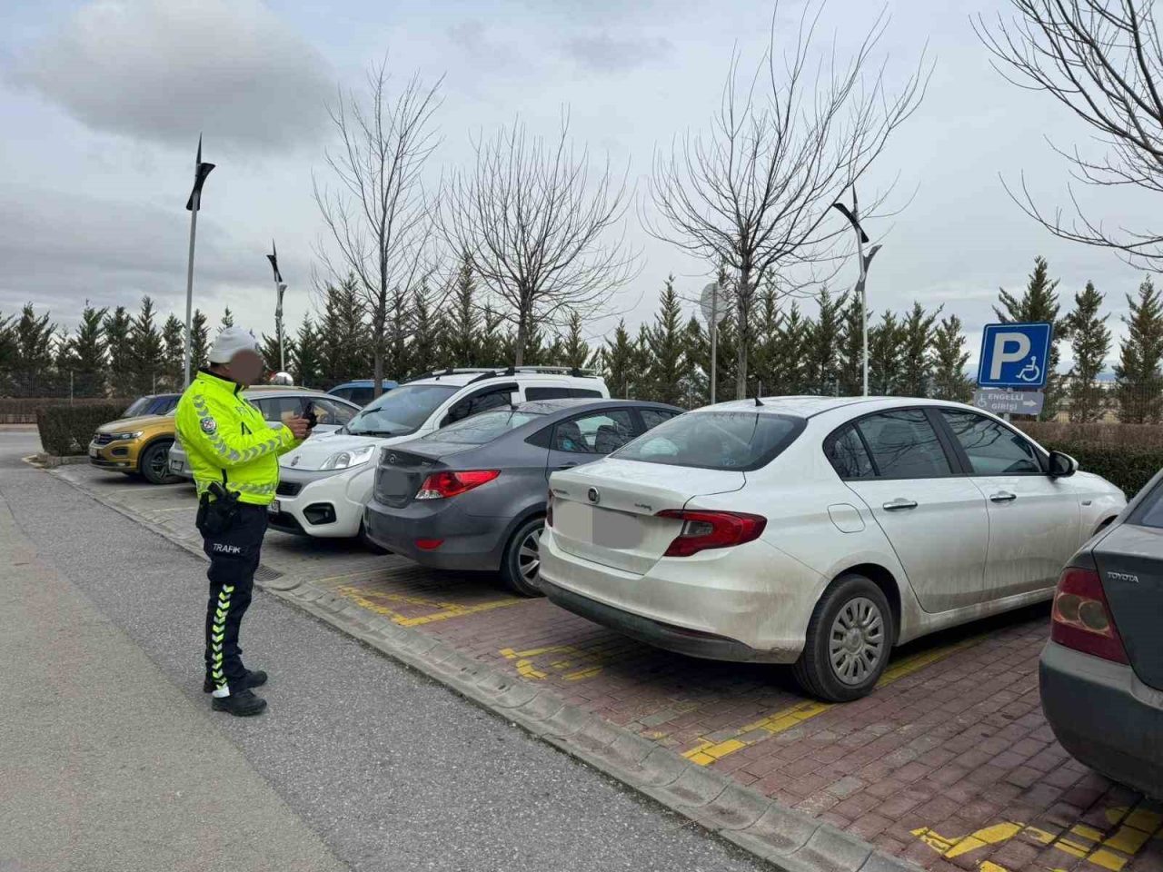Eskişehir’de polis ekiplerinin denetimleri sonucunda; engelli alanlarına, yaya geçitlerinin üzerine