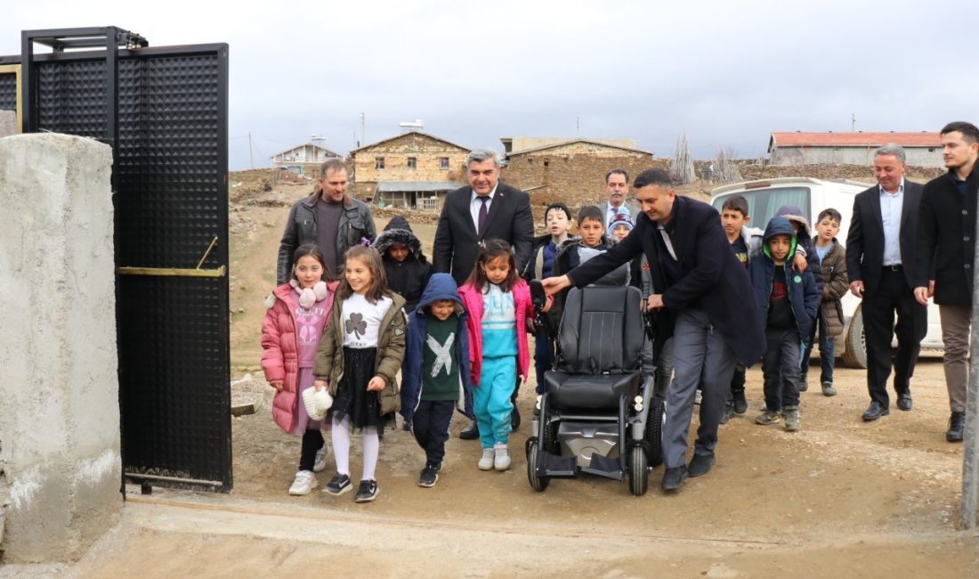- Afyonkarahisar'ın Bostanlı köyünde okuyan ilkokul öğrencileri, aynı okuldan mezun