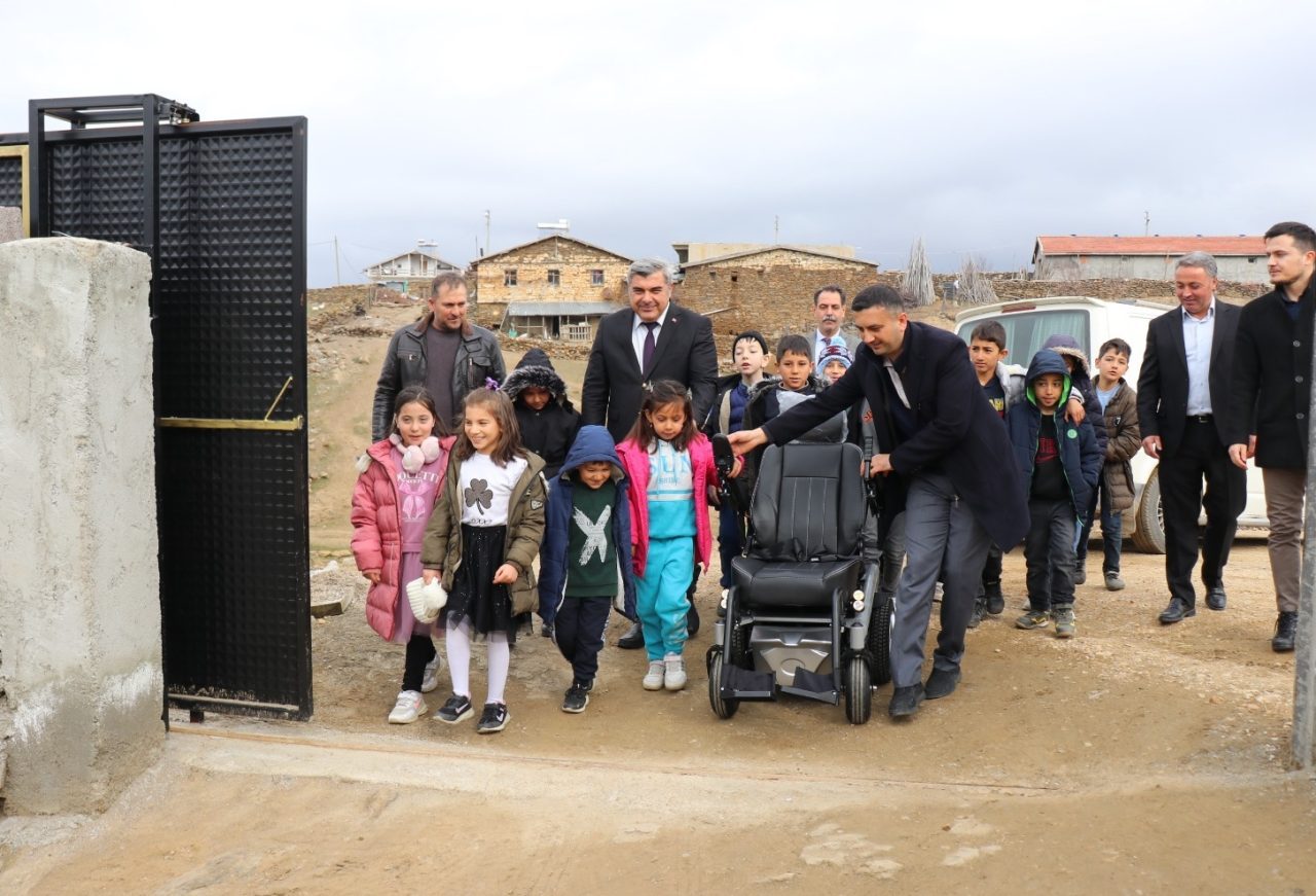 - Afyonkarahisar'ın Bostanlı köyünde okuyan ilkokul öğrencileri, aynı okuldan mezun