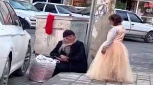Çöpte bulduğu elbiseyi giyen çocuk ve onu oynaması için alkışlayan