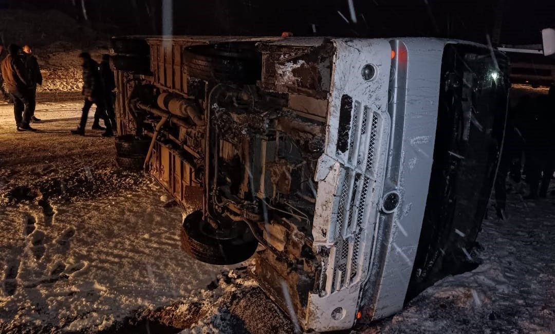 Kütahya’nın Tavşanlı ilçesine bağlı Tunçbilek beldesinde işçileri taşıyan servis aracı