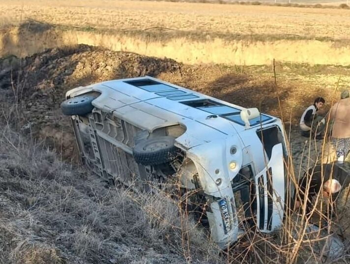 Denizli'nin Bokurt ilçesinde minibüsün şarampole devrilmesi sonucu 1 işçi hayatını