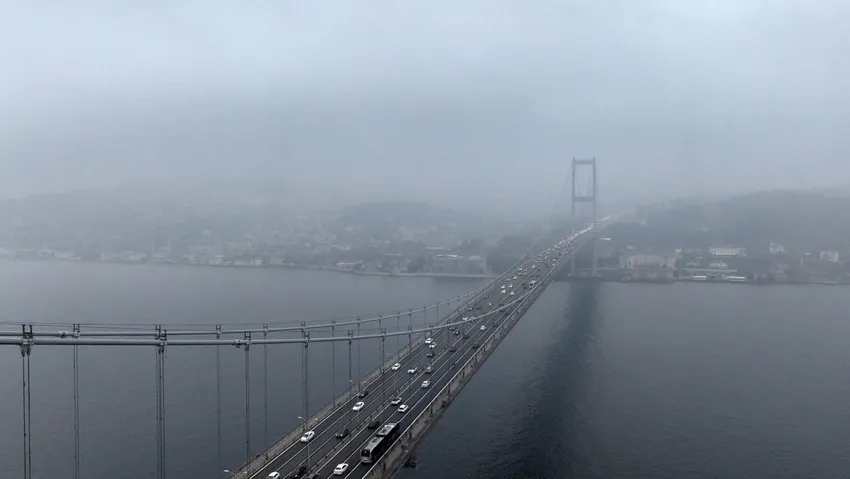 İstanbul'da yoğun kar yağışı etkisini gösterirken İstanbul Boğazı'nda da sis etkili oluyor.
