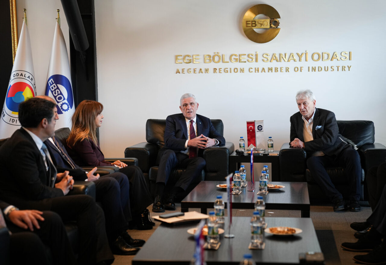 İYİ Parti Genel Başkanı Müsavat Dervişoğlu, İzmir'de ziyaretlerde bulundu, partisinin