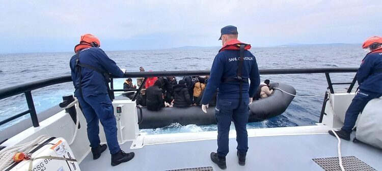 İzmir’in Çeşme ilçesi açıklarında hareketli lastik botlardaki 38 düzensiz göçmen