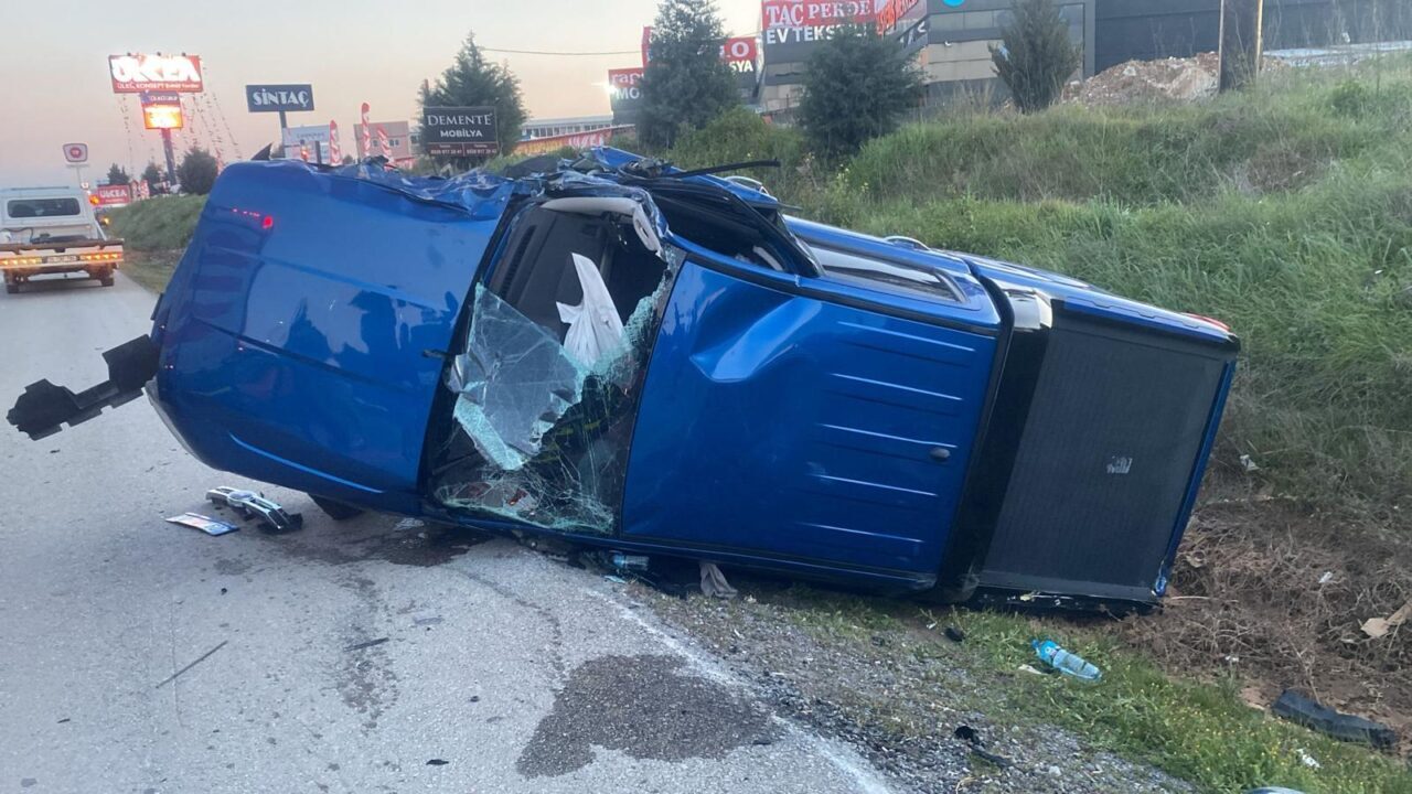 İzmir'in Menderes ilçesinde pikabın 2 araca çarpması sonucu 1 kişi
