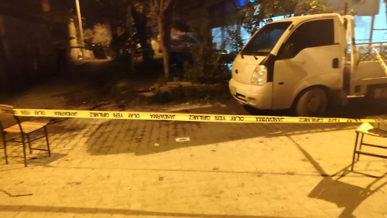 İzmir’in Ödemiş ilçesinde çıkan silahlı kavgada 1 kişi hayatını kaybetti.
