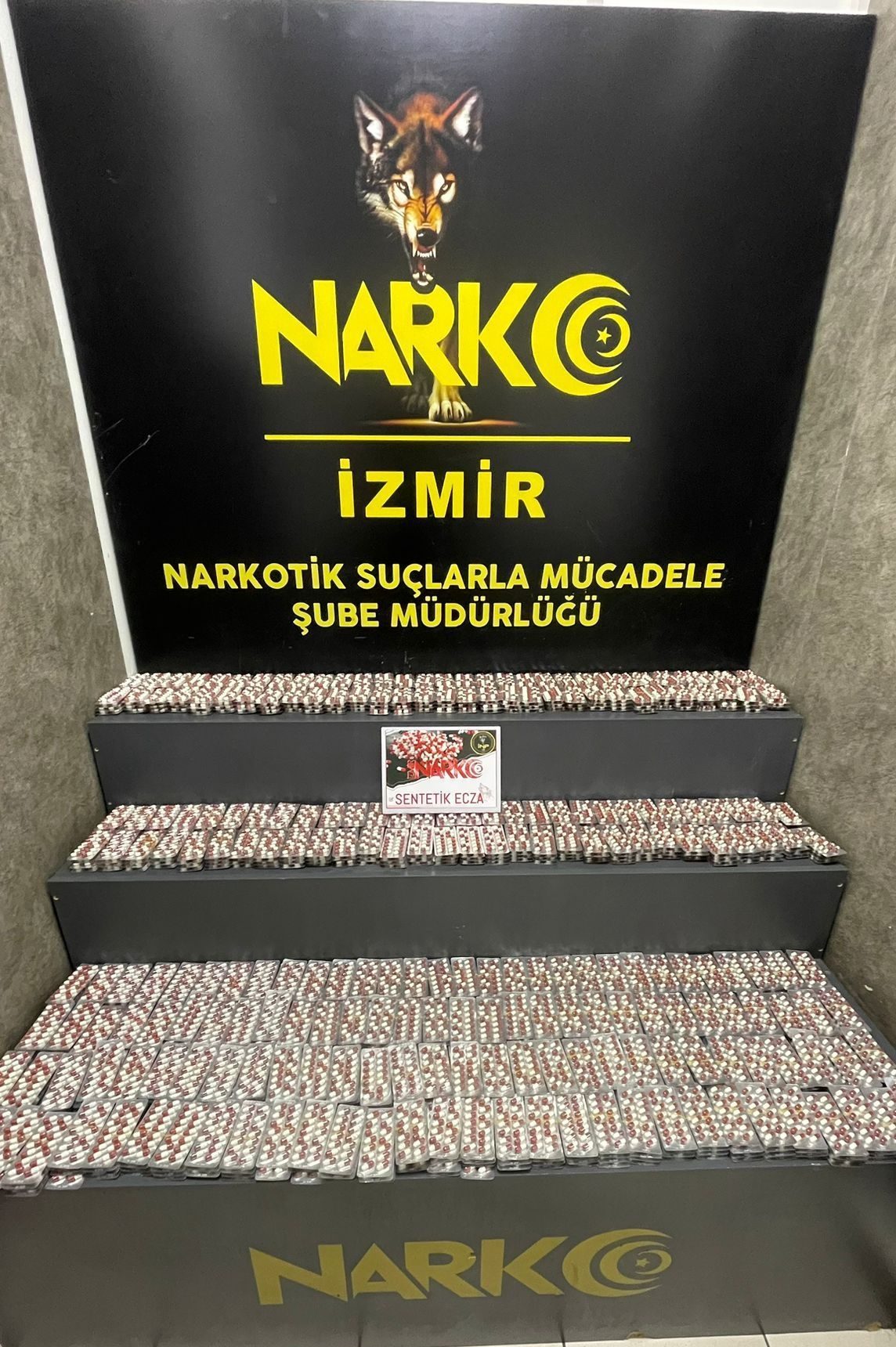 İzmir’in iki ilçesinde gerçekleştirilen uyuşturucu operasyonlarında gözaltına alınan 3 şüpheli
