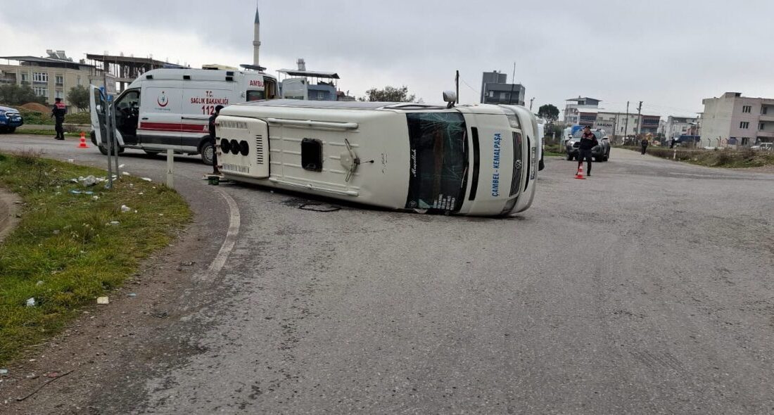 İzmir’in Kemalpaşa ilçesinde yolcu minibüsü ile hafif ticari aracın çarpışması