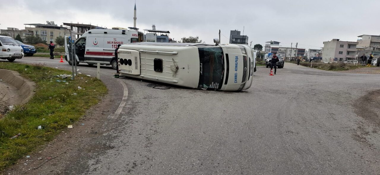 İzmir’in Kemalpaşa ilçesinde yolcu minibüsü ile hafif ticari aracın çarpışması