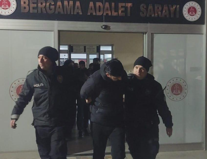 İzmir’in Bergama ilçesinde düzenlenen uyuşturucu operasyonunda gözaltına alınan 4 şüpheli