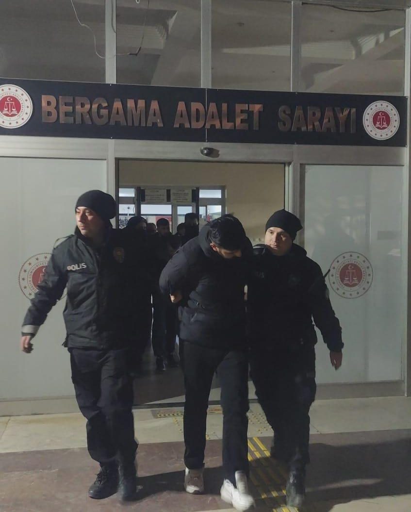 İzmir’in Bergama ilçesinde düzenlenen uyuşturucu operasyonunda gözaltına alınan 4 şüpheli