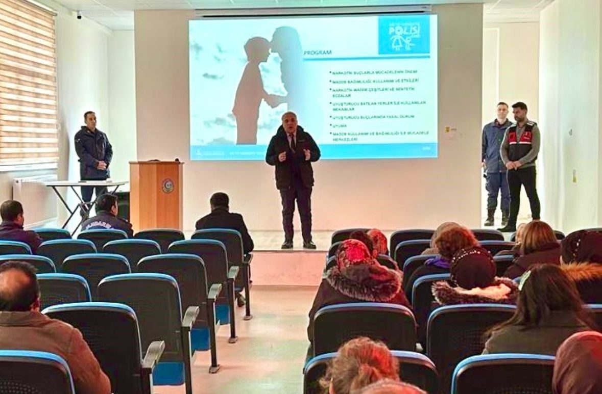Afyonkarahisar’ın Dinar ilçesinde jandarma tarafından öğrenci ve vatandaşlara yönelik uyuşturucu