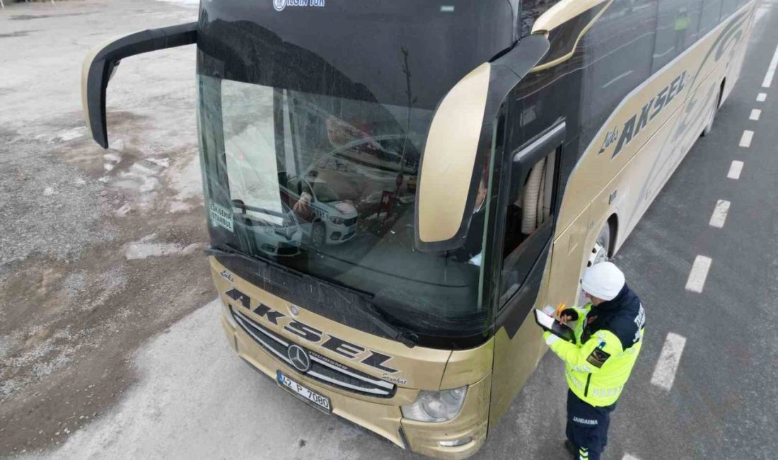 Jandarma yolcu gibi bindiği otobüsü denetledi Afyonkarahisar Bolvadin İlçe Jandarma Komutanlığı’na bağlı ekipler vatandaşların güvenle seyahat