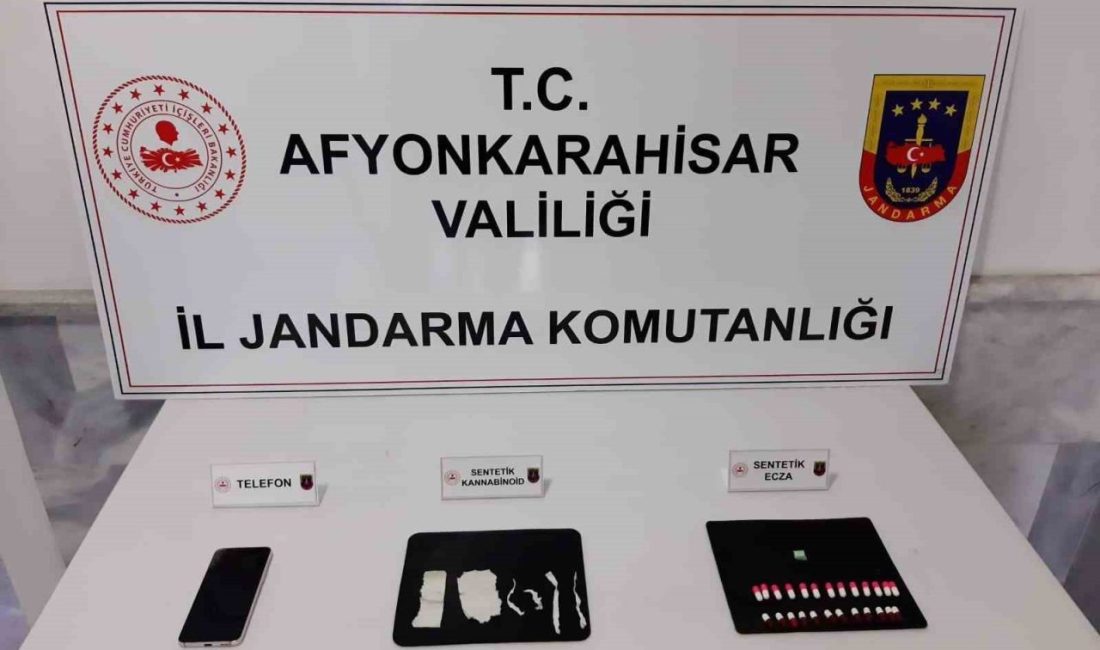 Jandarma zehir tacirini uyuşturucuyu satamadan yakaladı Afyonkarahisar’da jandarma ekipleri takibi aldığı zehir tacirini farklı kentlerden getirdiği