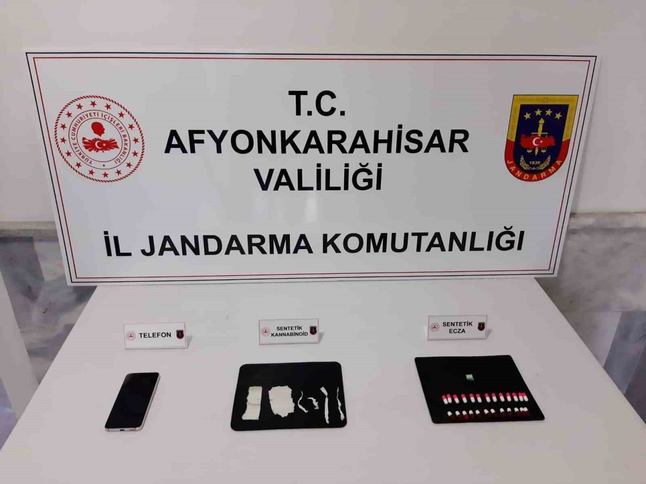 Afyonkarahisar’da jandarma ekipleri takibi aldığı zehir tacirini farklı kentlerden getirdiği