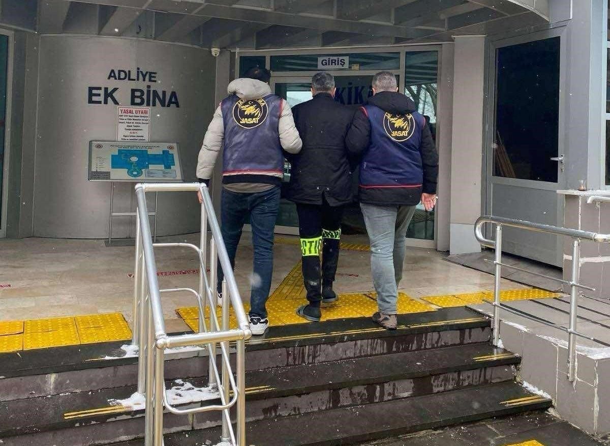 Tasarlayarak adam öldürme suçundan aranan ve hakkında ağırlaştırılmış müebbet hapis