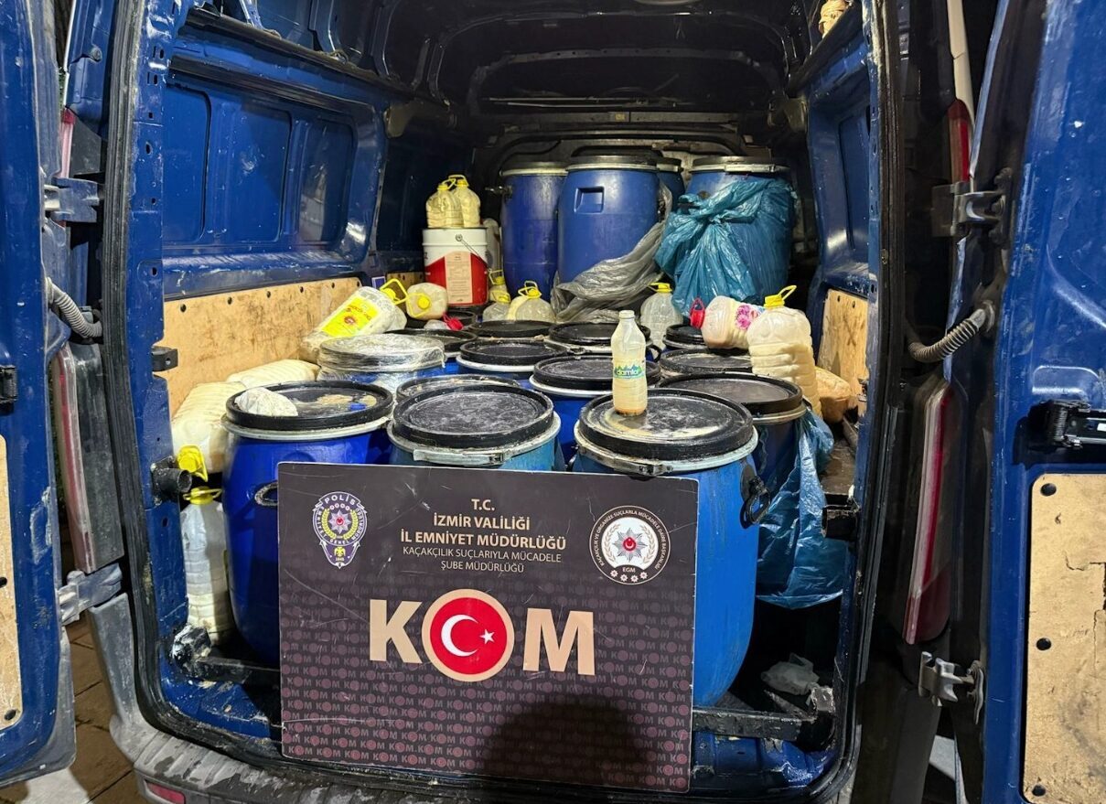 İzmir'de kaçakçılık operasyonlarında gözaltına alınan 20 şüpheliden 1'i tutuklandı, 18'ine