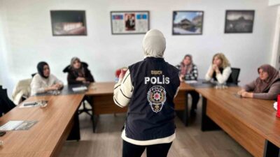 Afyonkarahisar’da polis tarafından kadınlara yönelik ‘Siberay’ programı çerçevesinde bilinçli internet