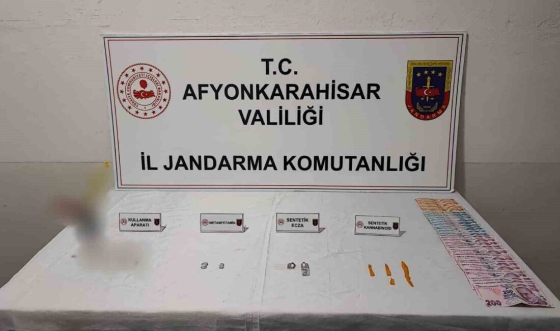 Afyonkarahisar’da Karı koca çifte uyuşturucu operasyonu Afyonkarahisar’da jandarma ekipleri uyuşturucu madde satacağını bilgisini aldığı karı koca