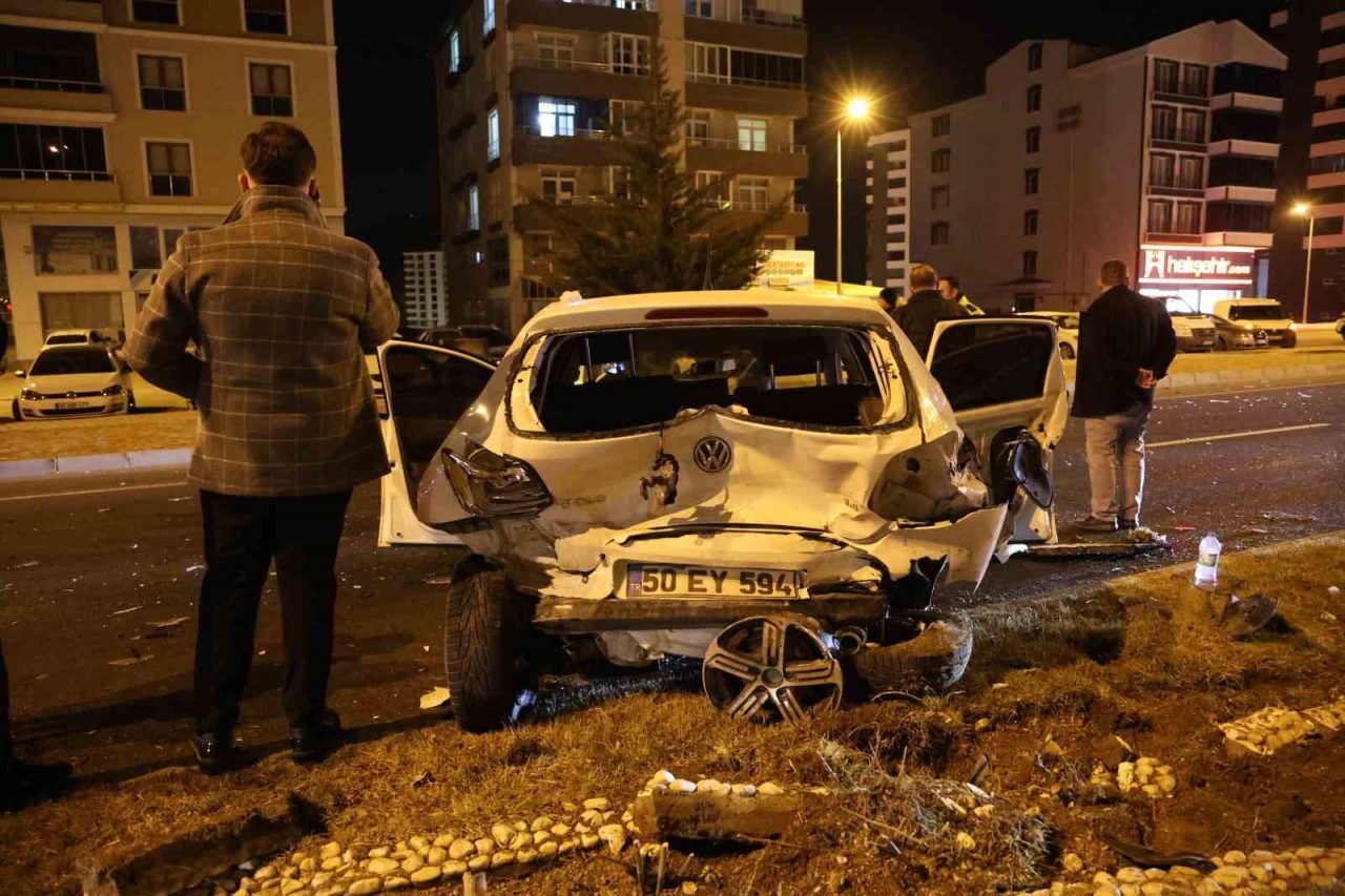Nevşehir’de bir otomobile çarpan sürücü, kaçarken iki otomobile daha çarptı.