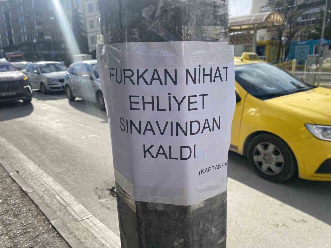 Eskişehir’de bir direğin üzerine yapıştırılan, "Furkan Nihat ehliyet sınavından kaldı"