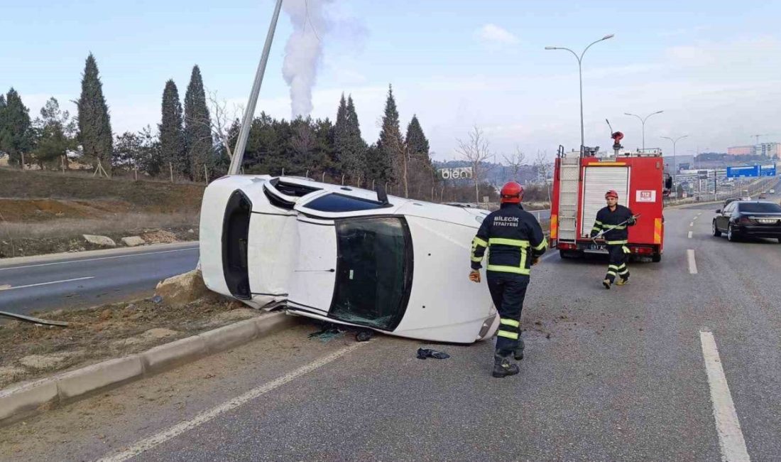 Bilecik’te seyir halinde kontrolden çıkan otomobil orta refüje çarparak devrilirken,