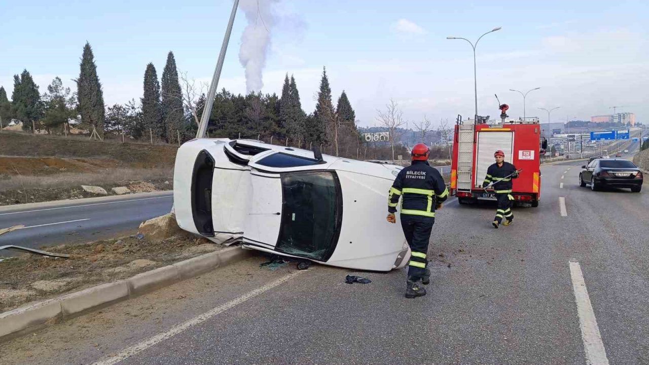 Bilecik’te seyir halinde kontrolden çıkan otomobil orta refüje çarparak devrilirken,