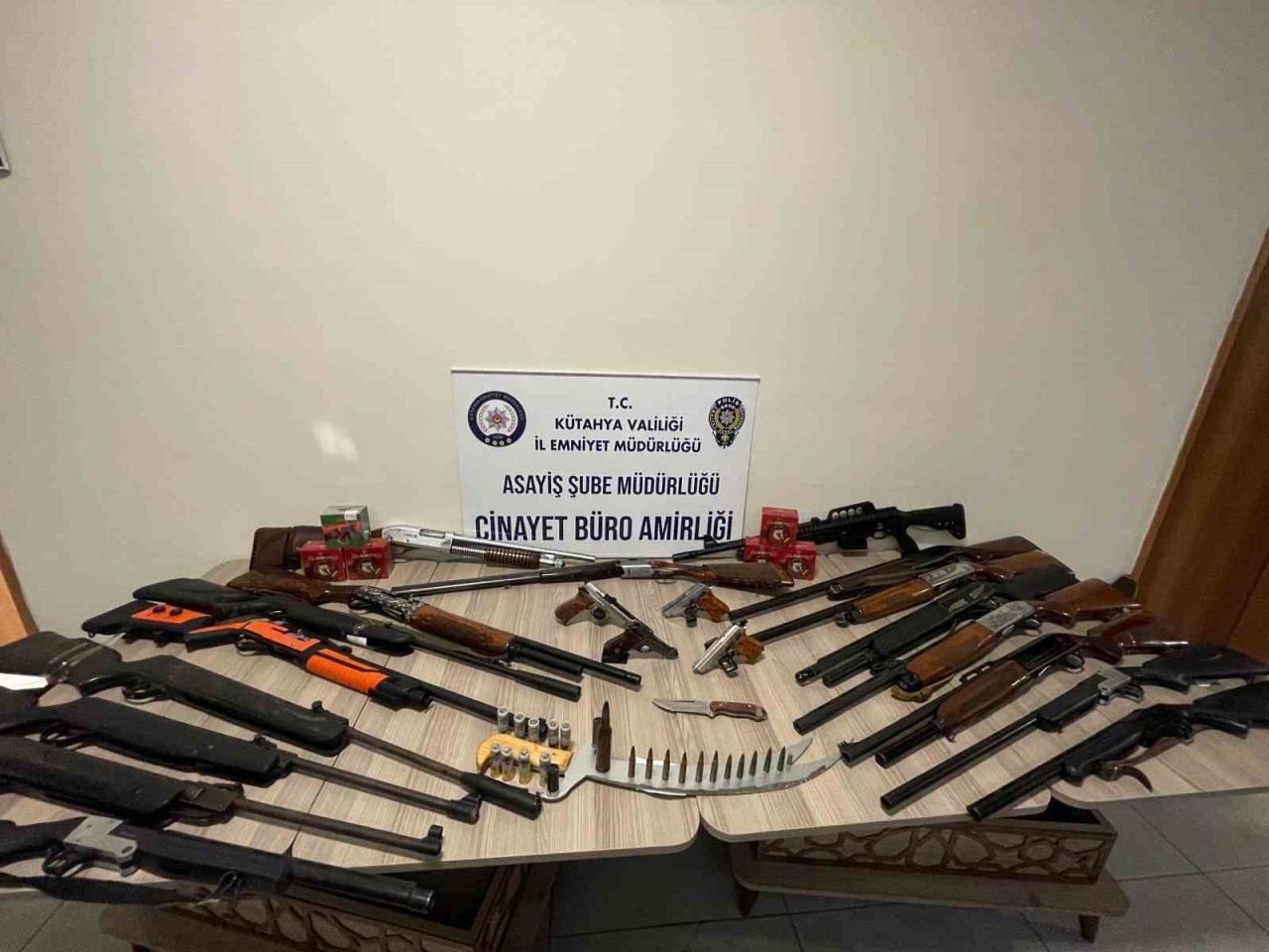 Kütahya Emniyet Müdürlüğü tarafından sosyal medya üzerinden tabanca, tüfek ve