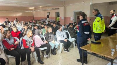 Kütahya İl Jandarma Komutanlığı tarafından ortaokul öğrencilerine, trafik güvenliği, cinsel
