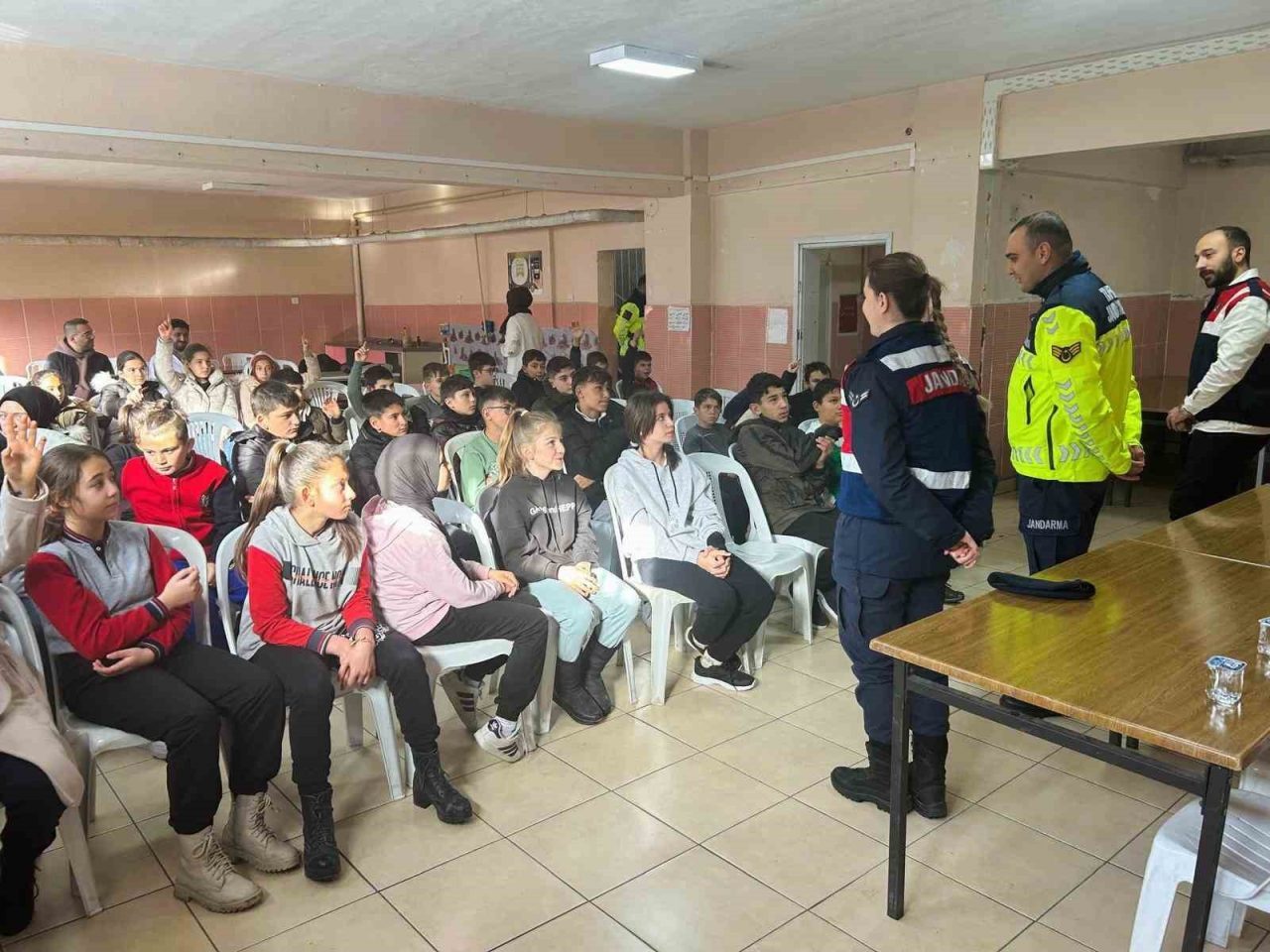 Kütahya İl Jandarma Komutanlığı tarafından ortaokul öğrencilerine, trafik güvenliği, cinsel