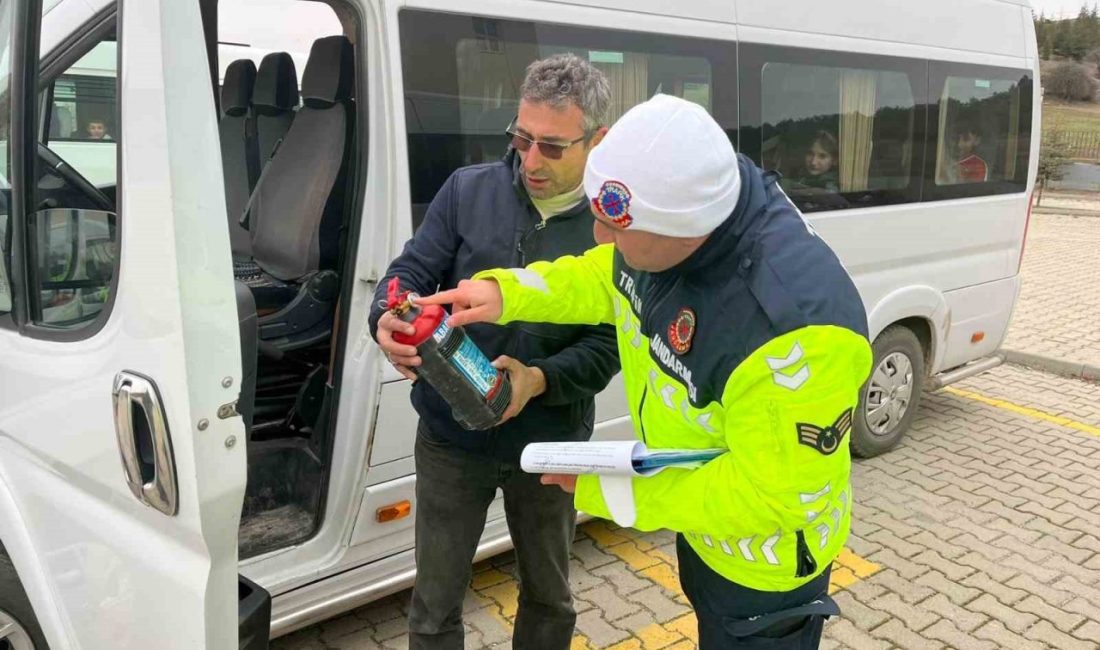 Kütahya’da jandarmadan okul servis araçları denetimi Kütahya İl Jandarma Komutanlığı, okul çağındaki çocukların güvenli yolculuk yapmasını