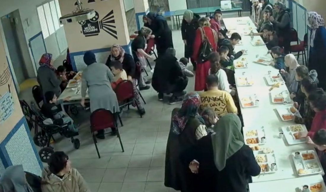 Kütahya’nın Simav ilçesinde bir öğretmen, soluk borusuna yiyecek takılan öğrencisini