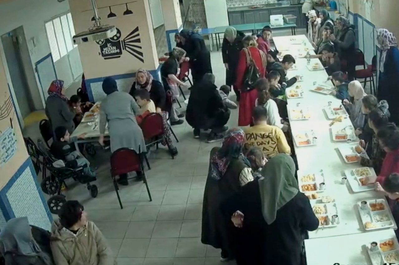 Kütahya’nın Simav ilçesinde bir öğretmen, soluk borusuna yiyecek takılan öğrencisini