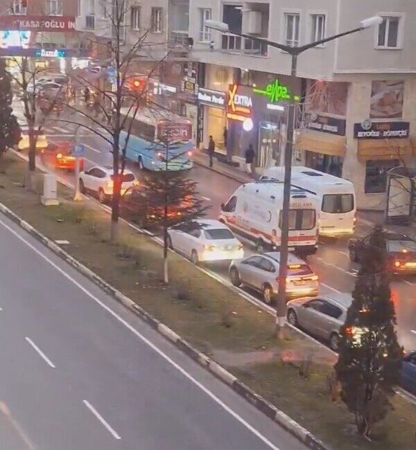 Kütahya’da sürücülerin vakaya giden bir ambulansa fermuar sistemiyle yol verdiği