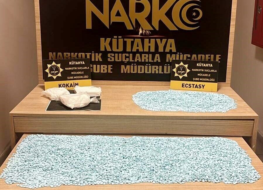 Kütahya’da düzenlenen operasyonda 20 bin uyuşturucu hap ile 1 kilo