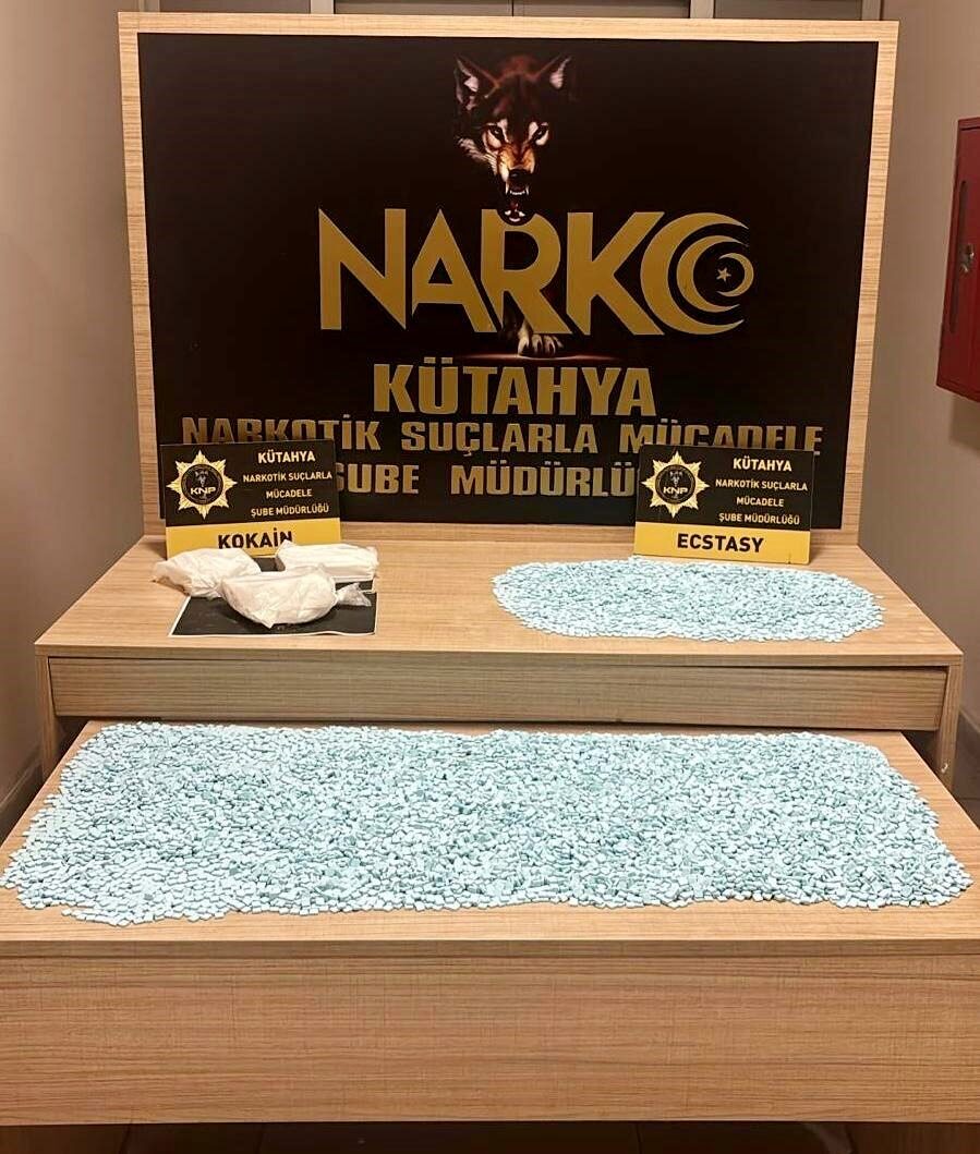 Kütahya’da düzenlenen operasyonda 20 bin uyuşturucu hap ile 1 kilo