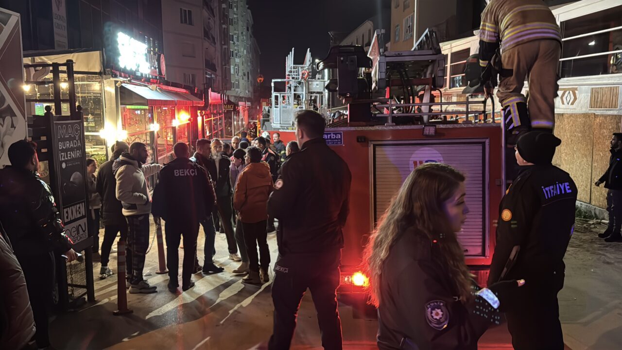 Kütahya'da, bir binanın yangın çıkan 7. katından zemin kattaki kafeteryanın