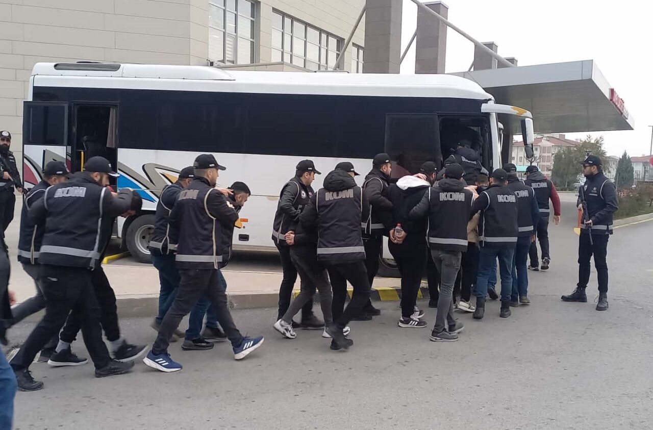Manisa merkezli 3 ilde düzenlenen suç örgütü operasyonunda gözaltına alınan