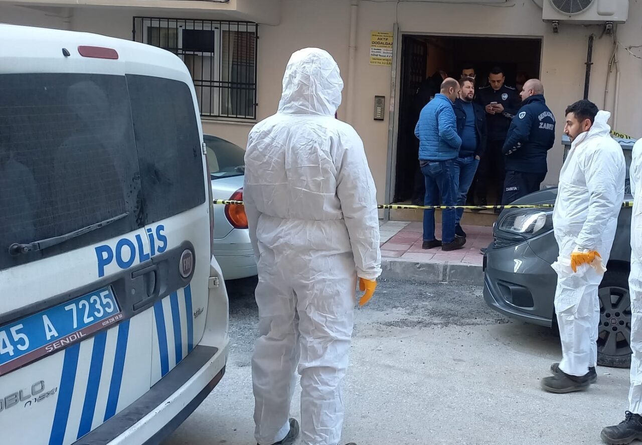 Manisa’nın Şehzadeler ilçesinde, yalnız yaşayan kişi, çöple doldurduğu evinde ölü