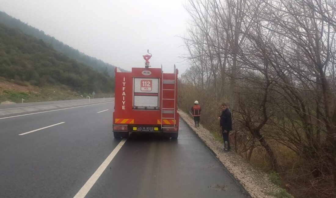 Manisa’nın Şehzadeler ilçesinde dereye devrilen otomobilin sürücüsü yaralandı. B.K’nin kullandığı