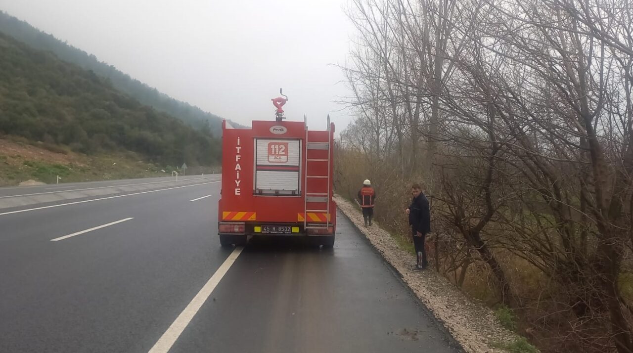 Manisa’nın Şehzadeler ilçesinde dereye devrilen otomobilin sürücüsü yaralandı. B.K’nin kullandığı