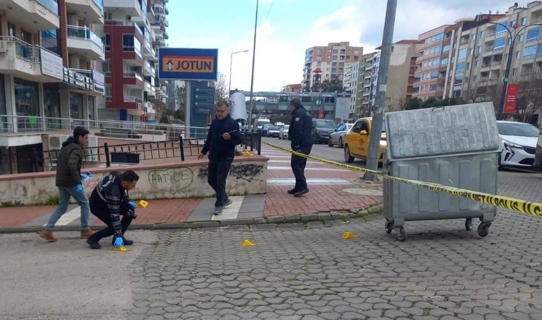 Manisa’nın Yunusemre ilçesinde otomobilinin içinde silahlı saldırıya uğrayan kişi yaralandı.